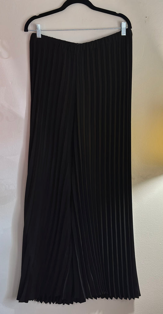 Kaari Blue | Black Accordion Pants